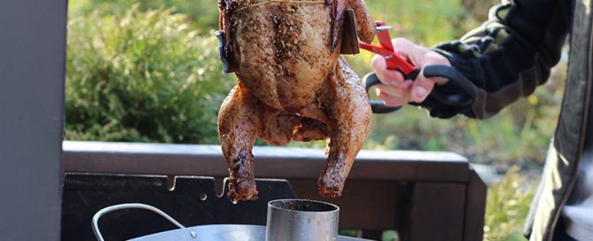 BBQ Croc pinces pour le barbecue lèvent un poulet.